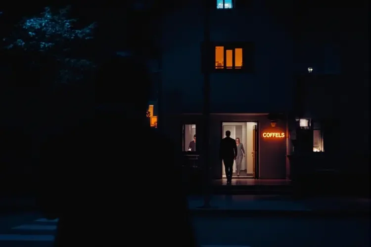 林晚晴深夜与神秘男子同回公寓，恋情疑曝光引热议